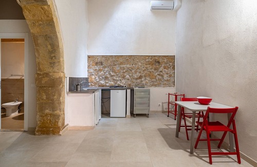 Noto Historic Centre Apartment | Apartment 'La Casa Di Lucia' with Sea View, Wi-Fi and Air Conditioning