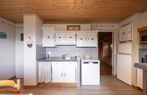Cordon Apartment | Apartment 'La Charbonnière' with Mountain View, Private Garden and Wi-Fi