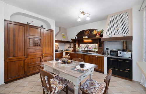 Monta Apartment | Apartment 'La Dimora Nel Roero With Patio' with Private Terrace, Wi-Fi and Air Conditioning