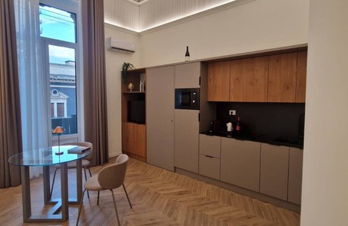 Borgo-Sanzio Apartment | Apartment 'La Finestra Down Town - Fronte' with Balcony, Wi-Fi and Air Conditioning