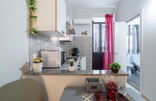 Eastern Sicily Apartment | Apartment 'La Fonte Di Ortigia - Casa Alfeo' with Balcony, Wi-Fi and Air Conditioning
