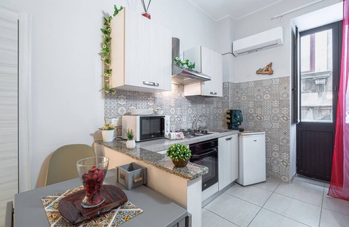 Eastern Sicily Apartment | Apartment 'La Fonte Di Ortigia - Casa Alfeo' with Balcony, Wi-Fi and Air Conditioning