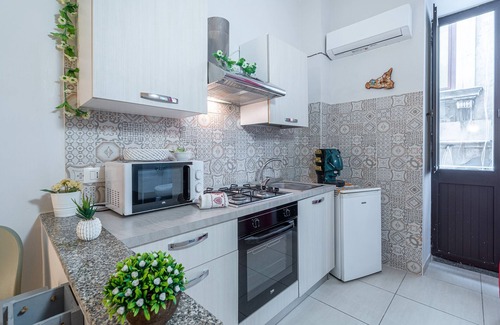 Eastern Sicily Apartment | Apartment 'La Fonte Di Ortigia - Casa Alfeo' with Balcony, Wi-Fi and Air Conditioning