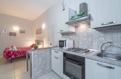 Eastern Sicily Apartment | Apartment 'La Fonte Di Ortigia - Casa Alfeo' with Balcony, Wi-Fi and Air Conditioning