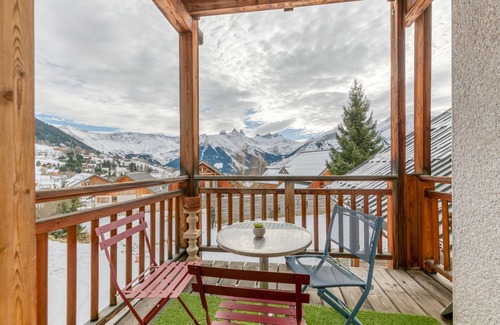Saint-Jean-d'Arves Apartment | Apartment 'La Pirouette' with Mountain View, Shared Terrace and Wi-Fi