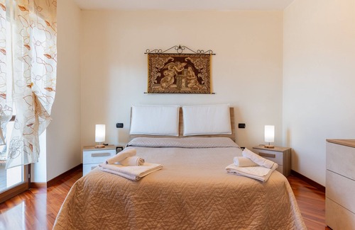 Locorotondo House | Apartment 'La Loggia Di Grazia' with Balcony, Wi-Fi and Air Conditioning