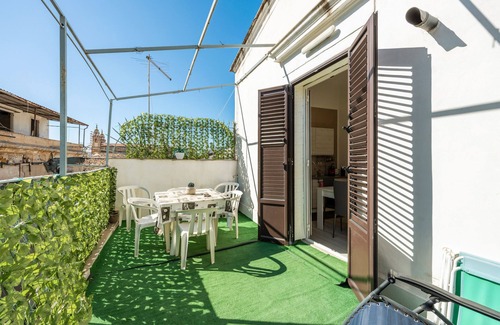 Centro Storico Apartment | Apartment 'La Loggia' with Private Terrace, Wi-Fi and Air Conditioning