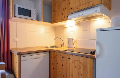 Orelle Apartment | Apartment 'La Montagne' with Mountain View, Shared Pool and Wi-Fi