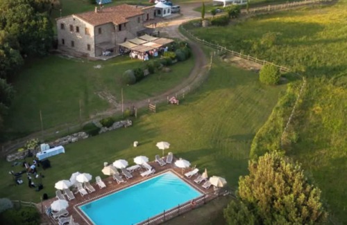 Pomarance Apartment | Apartment 'La Stalla' with Shared Pool, Private Garden and Wi-Fi