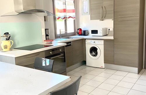 Loches Apartment | Apartment 'La Tourelle Des Cordeliers' with Private Terrace, Shared Garden and Wi-Fi