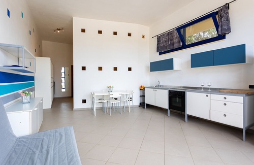 Porto Palo Apartment | Apartment 'Lara Piano Terra Sul Lungomare' with Wi-Fi and Air Conditioning