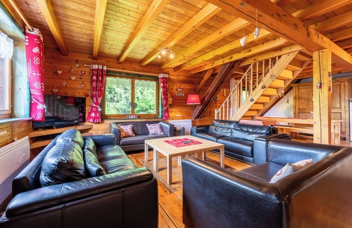 Flumet Apartment | Apartment 'Le Chamois' with Shared Terrace, Balcony and Wi-Fi