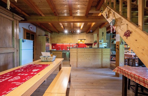 Flumet Apartment | Apartment 'Le Chamois' with Shared Terrace, Balcony and Wi-Fi