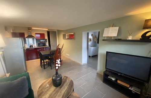 Equemauville Apartment | Apartment 'Le Jardin De Sasha' with Private Terrace, Private Garden and Wi-Fi