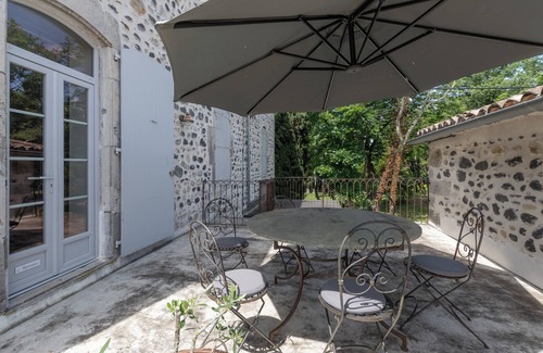 Saint-Germain Apartment | Apartment 'Le Maronnier' with Shared Pool, Wi-Fi and Air Conditioning