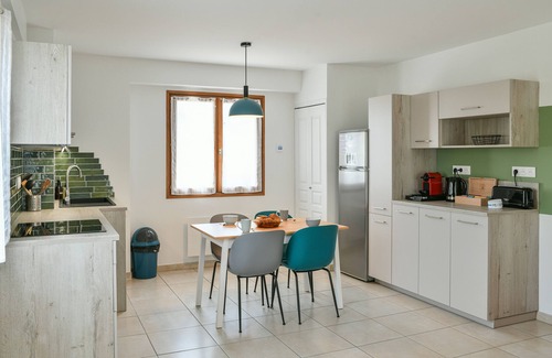 Chateauneuf Apartment | Apartment 'Le Relai Des Gayots' with Mountain View, Shared Garden and Wi-Fi