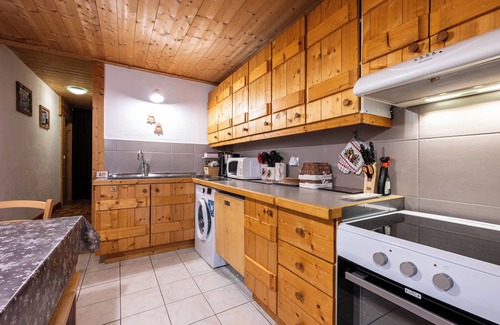Flumet Apartment | Apartment 'Les Marmottes' with Shared Terrace, Private Garden and Wi-Fi