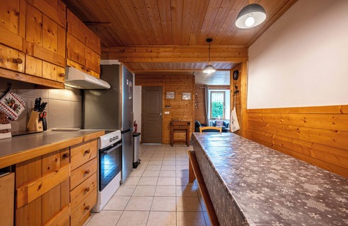 Flumet Apartment | Apartment 'Les Marmottes' with Shared Terrace, Private Garden and Wi-Fi