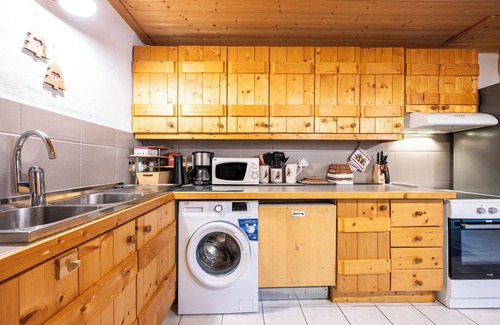Flumet Apartment | Apartment 'Les Marmottes' with Shared Terrace, Private Garden and Wi-Fi