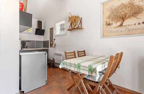 Cotignac Apartment | Apartment 'Les Tarentes' with Mountain View, Shared Pool and Wi-Fi