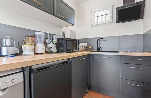 Cotignac Apartment | Apartment 'Les Tarentes' with Mountain View, Shared Pool and Wi-Fi