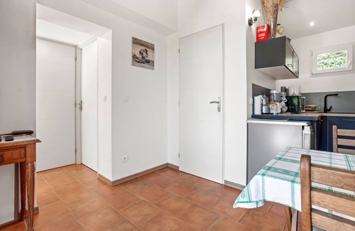 Cotignac Apartment | Apartment 'Les Tarentes' with Mountain View, Shared Pool and Wi-Fi