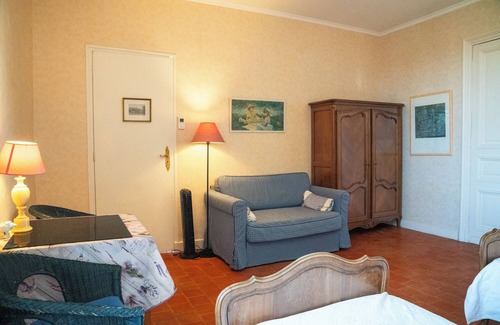 Salleles-d'Aude Apartment | Apartment Les Volets Bleus in a canal-side manor house, ideal for families
