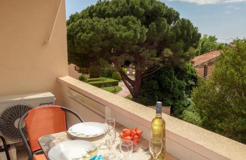 Les Lecques Apartment | Apartment Les Vignes by Interhome