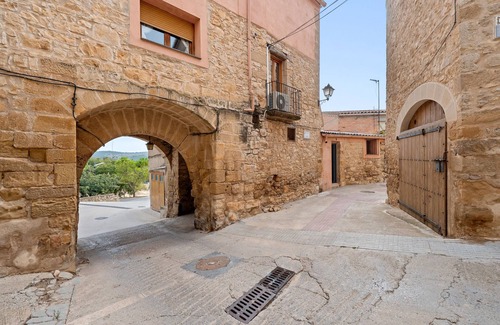 Villalba dels Arcs Apartment | Apartment 'Lo Perxe' with Mountain Views, Wi-Fi and Air Conditioning