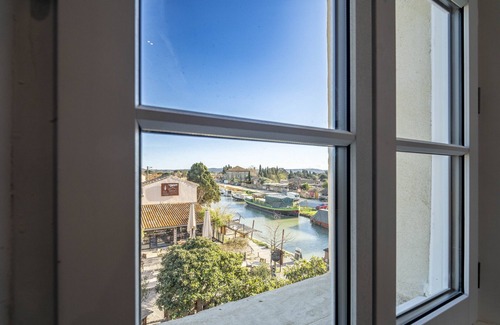 Le Somail Apartment | Apartment 'Louis 13' with Lake View, Wi-Fi and Air Conditioning