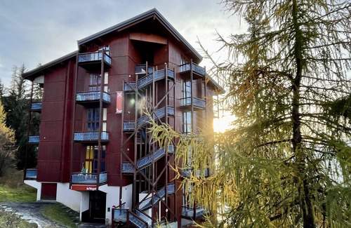 Arc-1800 Apartment | Apartment Mezzanine Perriand Arcs 1800 Valley View