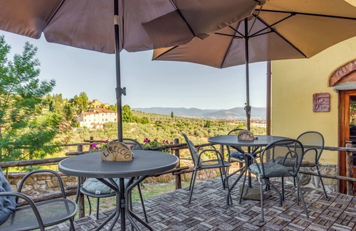 San Martino alla Palma Apartment | Apartment 'Maestrale' with Shared Pool, Wi-Fi and Air Conditioning