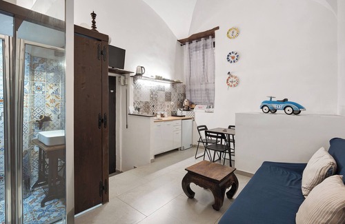Quartieri Spagnoli Apartment | Apartment 'Mamma Napoli Home' with Wi-Fi and Air Conditioning