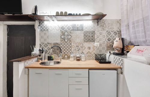 Quartieri Spagnoli Apartment | Apartment 'Mamma Napoli Home' with Wi-Fi and Air Conditioning