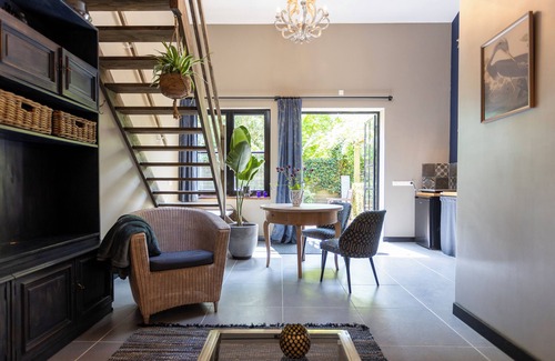 Esbeek Apartment | Apartment Maneschijn Delightful sleep in a green location near natural areas.