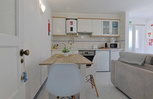 Costa de Caparica Apartment | Apartment 'Maria's House' with Private Terrace and Wi-Fi