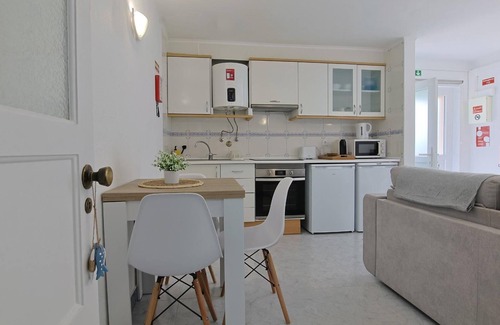 Costa de Caparica Apartment | Apartment 'Maria's House' with Private Terrace and Wi-Fi