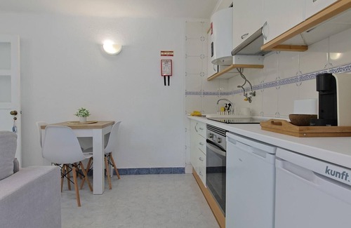Costa de Caparica Apartment | Apartment 'Maria's House' with Private Terrace and Wi-Fi