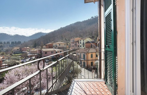 La Spezia Apartment | Apartment 'Merlino' with Balcony, Wi-Fi and Air Conditioning