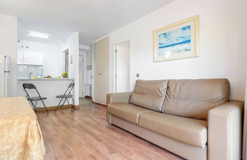 Salou City Centre Apartment | Apartment 'Michelangelo 3' with Shared Pool, Wi-Fi and Air Conditioning