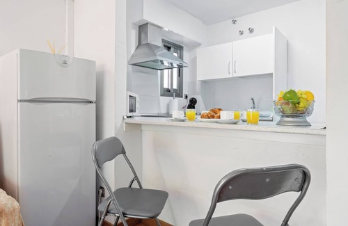 Salou City Centre Apartment | Apartment 'Michelangelo 3' with Shared Pool, Wi-Fi and Air Conditioning