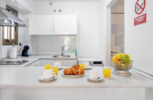 Salou City Centre Apartment | Apartment 'Michelangelo 3' with Shared Pool, Wi-Fi and Air Conditioning