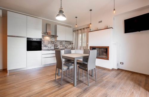 Pitigliano Apartment | Apartment 'Mimosa' with Shared Garden and Air Conditioning