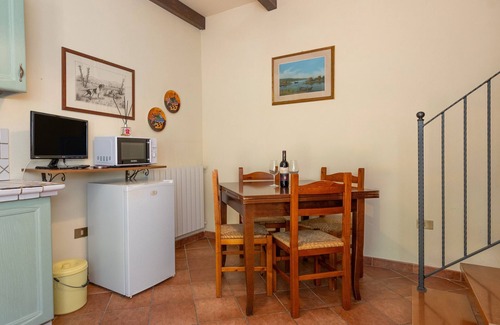 Livorno Apartment | Apartment 'Mirtillo' with Shared Pool, Wi-Fi and Air Conditioning