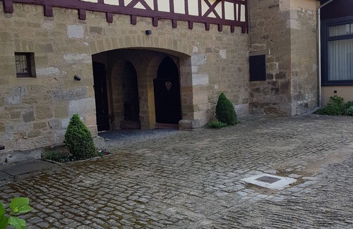 Erlabronn Apartment | Apartment 'Mit Turm' with Private Garden, Wi-Fi and Air Conditioning
