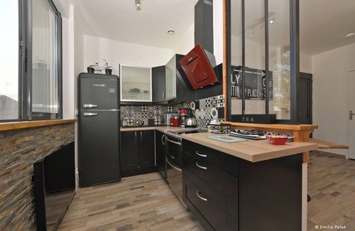 Saint-Quentin Apartment | Apartment-Modern-Ensuite with Shower-Meublé de Tourisme