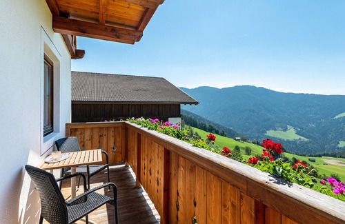 Fie allo Sciliar Apartment | Apartment "Mongaduierhof Panorama" with Mountain View, Shared Garden & Wi-Fi