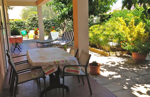 Aigues-Mortes Apartment | Apartment near Aigues-Mortes center, quiet, shaded terrace, closed parking.
