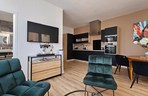 Royan Apartment | Apartment Near market- 6 pers. 2 bedrooms- air conditioning- parking
