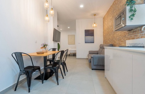 San Carlos-Tartessos Apartment | Apartment 'New Cozy Next To Sta 2' with Wi-Fi and Air Conditioning